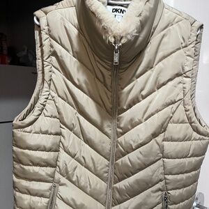 Women’s DKNY diamond quilted vest with faux fur collar size L